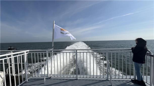 Helgoland-Urlaub per Schiff: 7 Unterschiede zwischen „Helgoland“ und „Halunder Jet“ Blick auf das Heck eines Katamarans. Bei schönem Wetter kann man auf Freidecks.