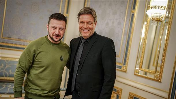 Habeck besucht die Ukraine: „Kampf um Freiheit“ Bei seinem Besuch in Kiew wurde Vizekanzler Robert Habeck (r) auch von dem ukrainischen Präsidenten Wolodymyr Selenskyj empfangen.