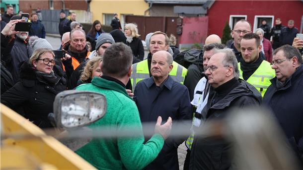 Scholz erneut im Hochwassergebiet: Kritik von Anwohnern Bei seinem Besuch in Sangerhausen ist Kanzler Scholz teilweise unfreundlich empfangen worden. Hier zusammen Ministerpräsident Reiner Haseloff und Bundesumweltministerin Steffi Lemke.