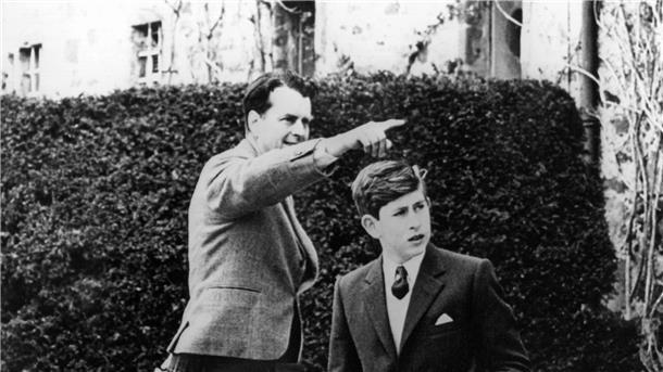 Vernichtendes Zeugnis für König Charles‘ Internat Bei seinem Einzug in die Schule von Gordonstoun zeigt der leitende Direktor Iain Tennant (r) dem Kronprinzen Prinz Charles (l) die Räume, in denen dessen Vater Prinz Philip, der Herzog von Edinburgh, seine Schulzeit verbracht hat.