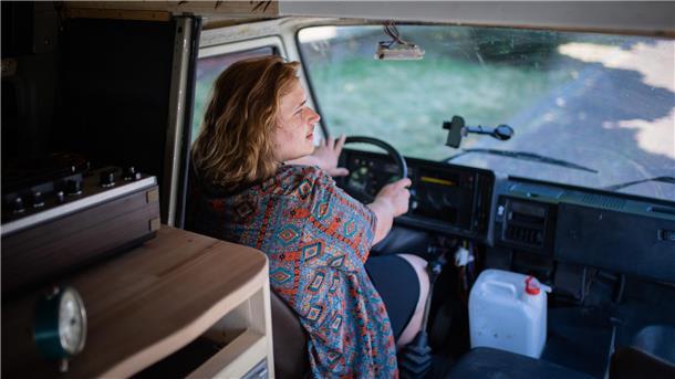 Vanlife mit Retro-Charme: Wie Yannik aus Bremerhaven einen alten VW-Bus umbaut Bei seiner ersten kleinen Reise mit dem neuen Auto durch Schweden hat sich Yannik in einem schwedischen Wald verirrt. „Ich wusste, dass ich nach Nord-Osten muss. Um zurückzufinden, habe ich mich an der Sonne orientiert“, erzählt er.