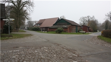 Bei starken Regenfällen treffen in der Ortsmitte in Heine vor dem Feuerwehrgerätehaus die Wassermassen aus mehreren Richtungen zusammen. Foto: Kistner
