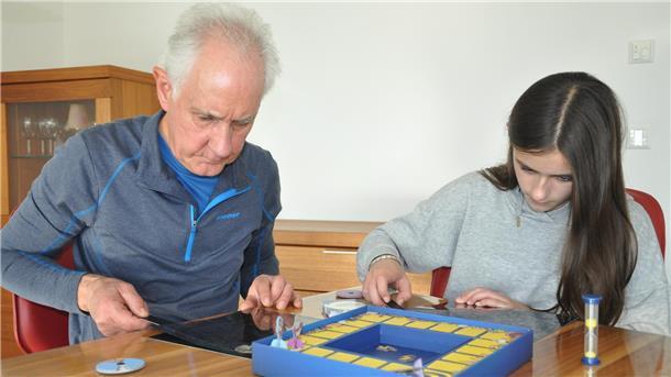 Bei „Team Adlerauge“ müssen die Spielenden mit einer magischen Taschenlampe Figuren und Gegenstände auf einer besonderen Tafel finden. Wie gut wird ihnen das gelingen?