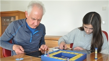 Bei „Team Adlerauge“ müssen die Spielenden mit einer magischen Taschenlampe Figuren und Gegenstände auf einer besonderen Tafel finden. Wie gut wird ihnen das gelingen?