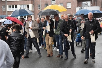 Bei wechselhaftem Wetter fand in Nordenham am Freitagabend der Stadtfest-Umzug statt. 22 Gruppen machten bei dem Zug durch die Innenstadt mit.