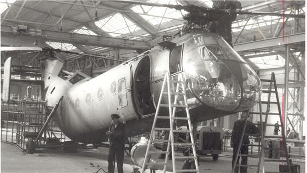 Mit oder ohne Motor: Nordenham geht in die Luft Bei Weserflug im April 1957: Gearbeitet wird an dem militärischen Transporthubschrauber Vertol H 21 mit Doppelrotorblättern.
