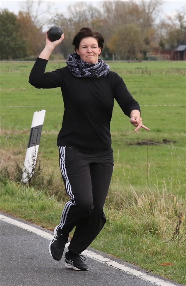 Bianca Carstens beim Boßeln für den KBV Reitland