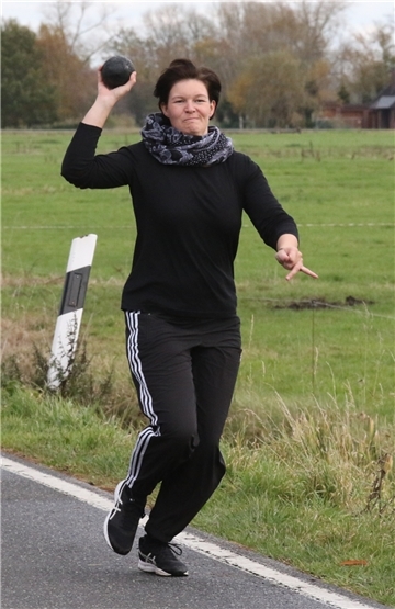 Bianca Carstens beim Boßeln für den KBV Reitland