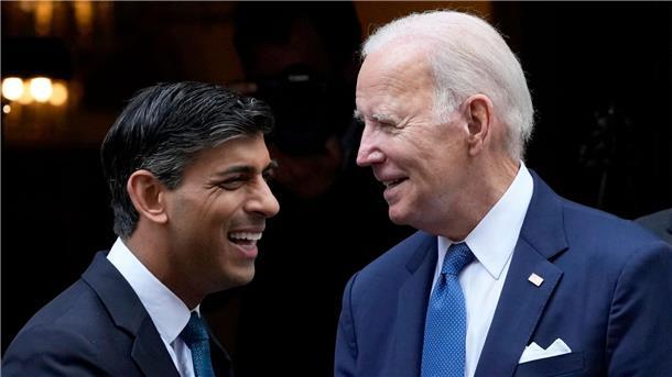 Vor Nato-Gipfel: Biden legt Stopp in London ein Beide gut gelaunt: Joe Biden (r.) nach seinem Treffen mit Rishi Sunak.