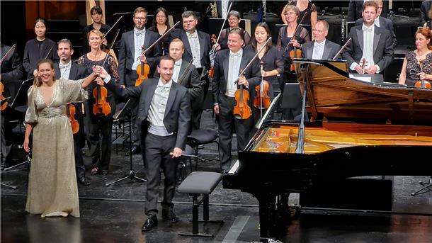 Gastpianistin Annika Treutler und Kapellmeister Davide Perniceni 