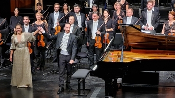  Gastpianistin Annika Treutler und Kapellmeister Davide Perniceni 
