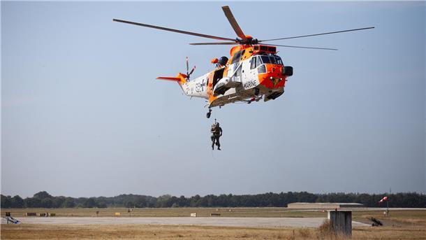 Sea King: Oldie unter den Militärhubschraubern der Marineflieger sagt tschüss Zum Abschied zeigte die Besatzung dieses Sea King in SAR-Sonderlackierung noch einmal das Winschen. Dabei werden Personen oder Gegenstände aus der Luft abgeseilt, um Personen oder Gegenstände aufzunehmen.