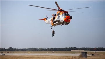 Zum Abschied zeigte die Besatzung dieses Sea King in SAR-Sonderlackierung noch einmal das Winschen. Dabei werden Personen oder Gegenstände aus der Luft abgeseilt, um Personen oder Gegenstände aufzunehmen.