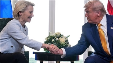 Beim Abschluss des Abkommens in Schottland strahlte EU-Kommissionspräsidentin Ursula von der Leyen. (Archivbild) 