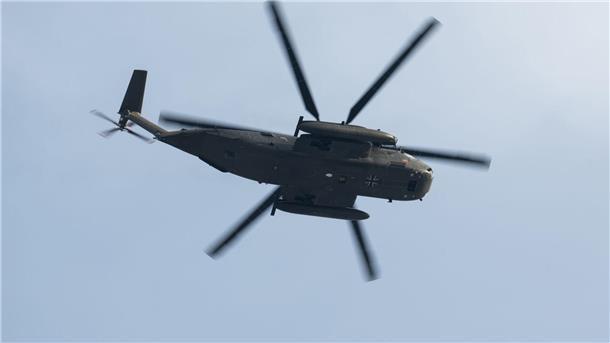 Beim Abseilen vom Hubschrauber verlor der Soldat den Halt. (Symbolbild)