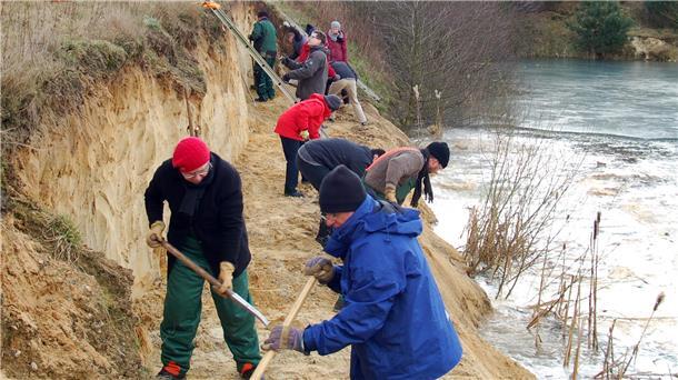 Beim Abstechen einer Steilwand für Uferschwalben: Gemeinschaft, frische Luft und sinnvolle Beschäftigung - so macht Arbeit Freude.