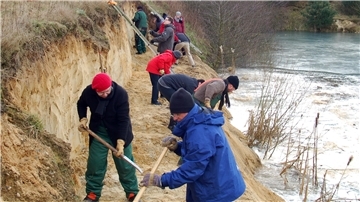 Beim Abstechen einer Steilwand für Uferschwalben: Gemeinschaft, frische Luft und sinnvolle Beschäftigung - so macht Arbeit Freude.
