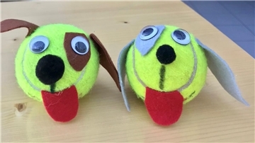 Gebastelte Tennisball-Hunde 