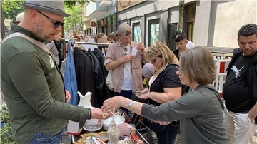Flohmarkt. Beim Anwohnerflohmarkt in der „Alten Bürger“ laden Stände und Musik zum Stöbern und Verweilen ein.