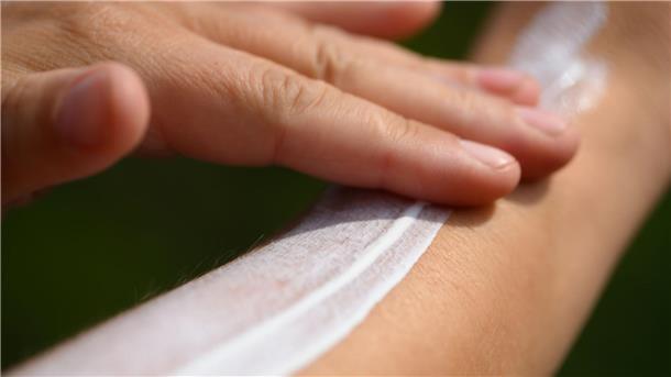 Schattenseiten der Sonne: Der richtige Schutz vor Hautkrebs Beim Auftragen der Creme sollte man nicht sparsam sein. (Symbolbild)