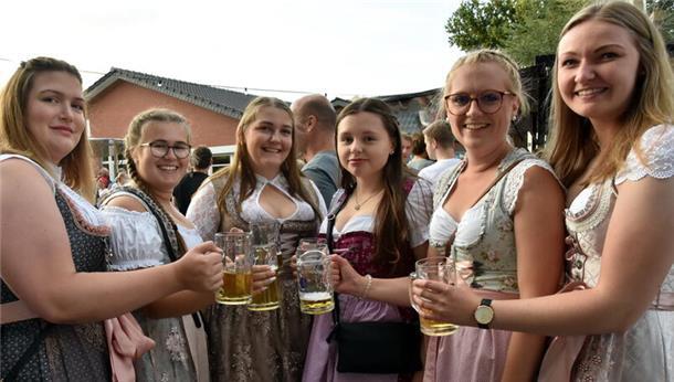 Das Foto zeigt Frauen im Dirndl. 