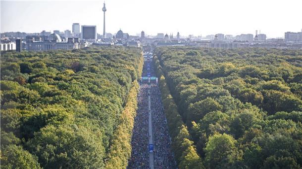 Beim Berlin-Marathon laufen Tausende Menschen mit. Hobbyläufer dürfen dieses Jahr zum ersten Mal Musik hören.