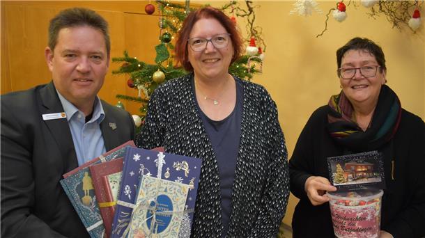 Diese Butjadinger Tradition der Wertschätzung hat Zukunft Beim Besuch im Haus Christa in Stollhamm (von links): Bürgermeister Axel Linneweber, stellvertretende Einrichtungsleiterin Bärbel Weimer und Ausschuss-Vorsitzende Martina Geberzahn.