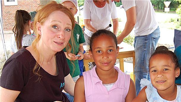 Little Motion: Spaß und Action an 16 Stationen Beim Bilder malen unter dem Sonnendach ließ es sich auch bei Hitze aushalten: Andrea, Zuri und Nia (von links) hatten Spaß beim Kinder- und Familienfest „Little motion“.