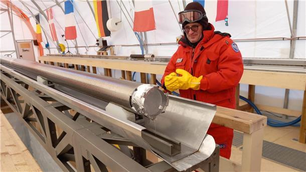 Gebohrter Eiskern beim Projekt "Beyond EPICA" in der Antarktis