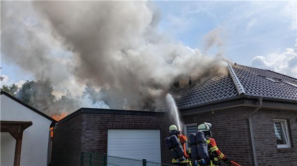 Beim Brand eines Einfamilienhauses in Rotenburg in der Straße Imkersfeld ist am Mittwochnachmittag Sachschaden in noch unbekannter Höhe entstanden. Auch die Ursache des Feuers ist unbekannt. Menschen wurden zum Glück nicht verletzt.