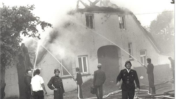 Beim Brand im Juni 1969 gelang es den Freiwilligen Feuerwehren aus Nordenham, Abbehausen und Phiesewarden, die Galerie und das Wohnhaus zu löschen. Das Wirtschaftsgebäude konnte nicht gerettet werden.