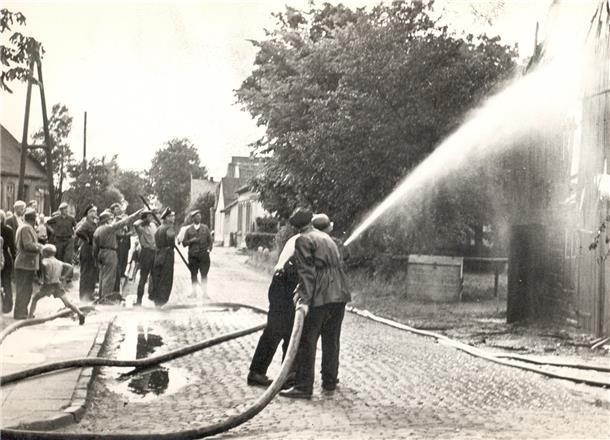 Beim Brand in Schweewarden, Burhaver Straße 291, fotografierte Fritz Frerichs im Juni 1959.
