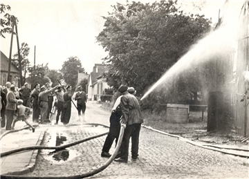 Beim Brand in Schweewarden, Burhaver Straße 291, fotografierte Fritz Frerichs im Juni 1959.