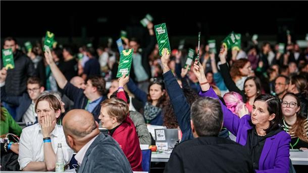 Grüne freuen sich über viele neue Mitglieder Beim Bundesparteitag der Grünen vor einem Jahr gab es kontroverse Diskussionen über die Migrationspolitik der Ampel-Koalition.