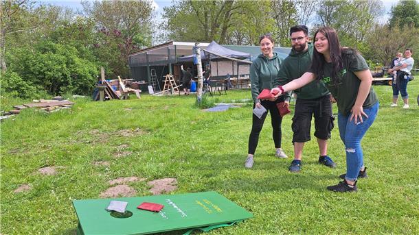 Beim Cornhole oder Sacklock müssen kleine Säcke auf eine schräge Wand geworfen u...