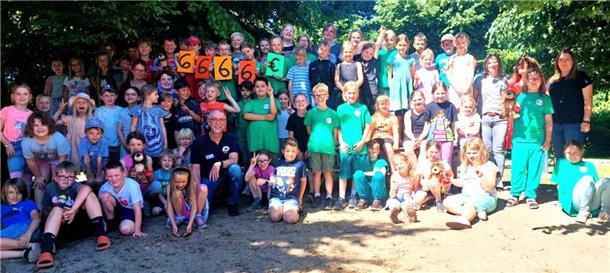 Beim diesjährigen Sponsorenlauf der Grundschule Ebersdorf-Alfstedt kamen 6.666 Euro zusammen, die zu gleichen Teilen dem Förderverein der Grundschule Ebersdorf-Alfstedt sowie dem Kinderhospiz Löwenherz in Syke zugute kamen. 