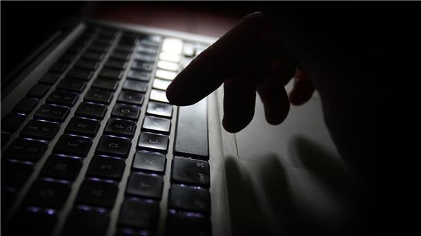 KI, Fake News und Barrierefreiheit: Digitaltag mit Tipps und Technik Ein Mann bedient einen Laptop. Beim Digitaltag in der Stadtbibliothek Bremerhaven können sich Besucher über digitale Angebote, Geräte und Hilfen informieren. Eine zentrale Rolle spielt auch die Internetsicherheit.