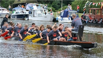Beim Drachenboot-Cup während des jüngsten Seefestes im Jahr 2019 spritzte das Wasser ordentlich. Die Gruppe, die diesen Wettbewerb organisierte, hat sich mittlerweile aufgelöst. Doch das ist nicht das einzige Problem in der Vorbereitung der Großveranstaltung, die eigentlich im August wieder über die Bühne gehen soll.