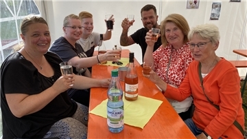 Beim dritten Phiesewarder Weinfest wurde wieder ordentlich angestoßen. Etwa 150 Besucherinnen und Besucher genossen den Abend.
