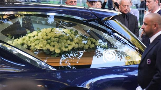 Tausende nehmen Abschied von Armani Beim Eintreffen des Sarges gab es Applaus.
