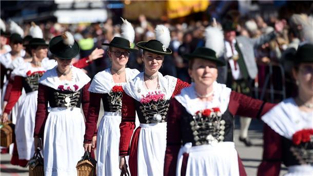 190. Oktoberfest: „Gegen die Krisen der Welt“ Beim Einzug der Wiesnwirte waren auch viele Trachtengruppen dabei.