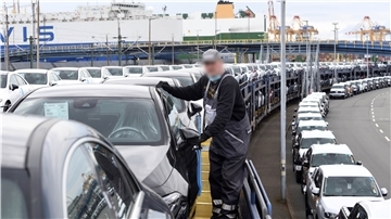 Beim Entladen von Autozügen soll es zu Beschädigungen gekommen sein, weil die Mitarbeiter einer Werkvertrag-Firma zu unerfahren waren. So schildern es BLG-Mitarbeiter. Sie fürchten, dass ihnen die Fremdfirmen die Arbeit wegnehmen. Die BLG bestreitet das und spricht vom einem befristeten Einsatz.