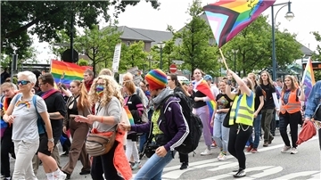 Beim ersten Christopher Street Day in Bremerhaven zogen rund 1000 „bunte“ Menschen am Sonnabend durch die Innenstadt.