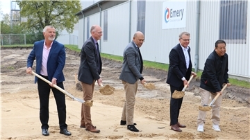Beim ersten Spatenstich (von links): Geschäftsführer von Emery Oleochemicals Jay Trent Taylor, Bürgermeister Detlef Wellbrock, Geschäftsführer Sime Darby Helmy Othman Bash, Werkleiter und Geschäftsführer Jörn Ellerbrake sowie Chairman Sime Darby Oils Datuk Seri Dr Nik Norzrul Thani Nik Hassan Thani.