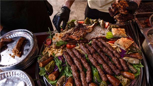 Ab in die Tonne: Essensverschwendung im Ramadan Beim Fastenbrechen wird reichlich aufgetischt.
