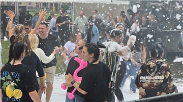 Jede Menge Fotos vom Schaum-Festival in Rodenkirchen