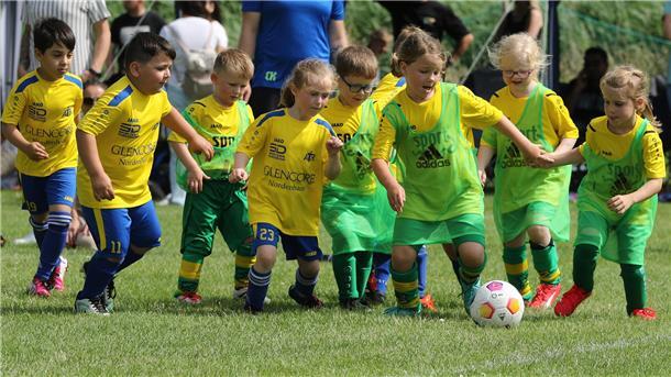 Kinder spielen Fußball