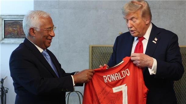 Beim G7-Gipfel im Juni erhielt US-Präsident Donald Trump (r) von EU-Ratspräsident António Costa ein von Ronaldo signiertes Trikot als nachträgliches Geburtstagsgeschenk. 