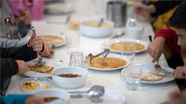 Beim gemeinsamen Mittagessen kann man sich viel von anderen abschauen.