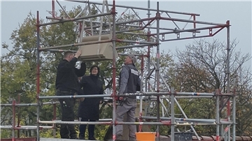 Beim Giebel-Schlussstein war Präzisionsarbeit angesagt.